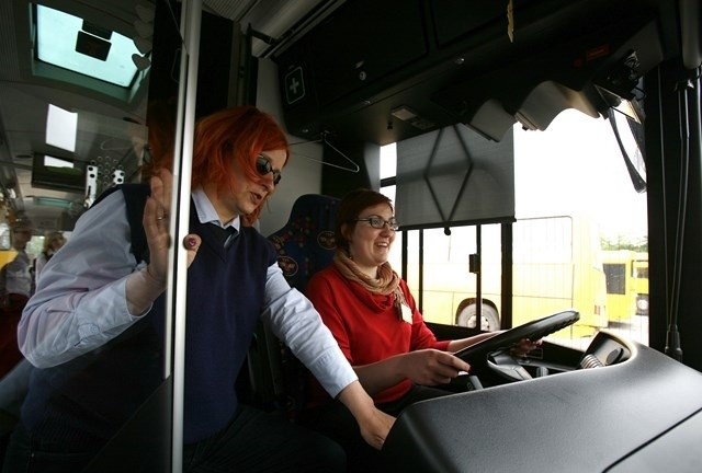 Kobieta za kierownicą autobusu