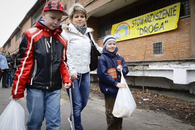 Dawid (z lewej) i ośmioletni Paweł chętnie pomagali wczoraj swojej mamie w niesieniu ciężkich toreb. &#8211; Gdyby nie stowarzyszenie Droga, to te święta byłyby na pewno bardzo skromne &#8211; nie ukrywa pani Katarzyna z Białegostoku.