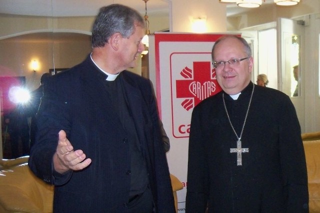 Na jubileusz do Głuchołaz przyjechał bp Andrzej Czaja, na zdjęciu z ks. Arnoldem Drechslerem, dyrektorem opolskiego Caritasu.