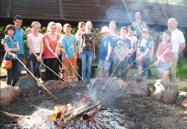 Odwiedzająca Podlasie młodzież z Kobrynia na Białorusi bawiła się na ognisku w szkółce leśnej w Grabowcu.Jak zapewniali młodzi ludzie, chcieliby częściej odwiedzać Polskę.