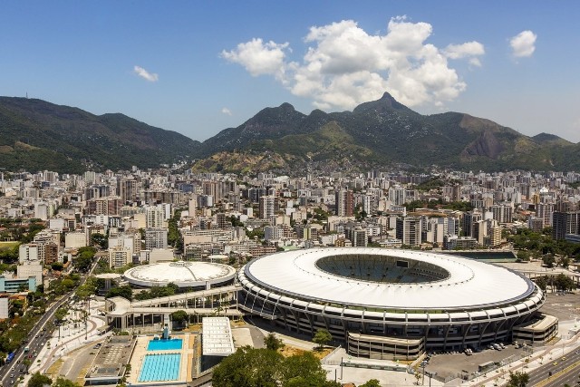 Maracana na tle krajobrazu Rio de Janeiro.