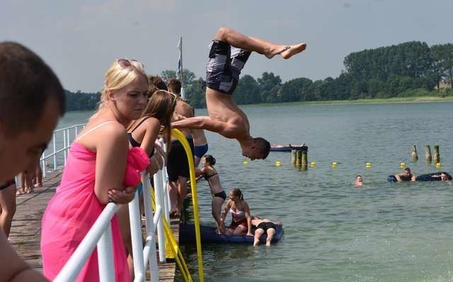 Słynąca z czystości woda w Wąsoszu kusi amatorów „sportów” ekstremalnych. Na główkę skaczą tuż przy znaku zakazu i tym, który informuje o wystających z wody palach. Są też tacy śmiałkowie, którzy pływając piją alkohol