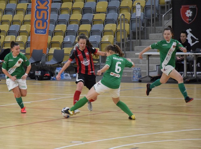 Unia Opole (czerwono-czarne stroje) właśnie zakończyła sezon, Przed Plonem Błotnica Strzelecka (zielono-białe) jeszcze przynajmniej Final Four 1 ligi.