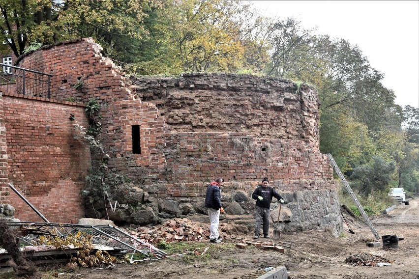 Baszta nad Nogatem w Malborku oczyszczona z części...