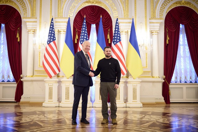 W Kijowie trwa historyczna wizyta prezydenta USA. Joe Biden przybył do stolicy Ukrainy tuż przed rocznicą inwazji Rosji ja ten kraj.