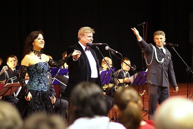 Natalia Puczniewska, Karol Bochański i mjr Paweł Joks z orkiestrą