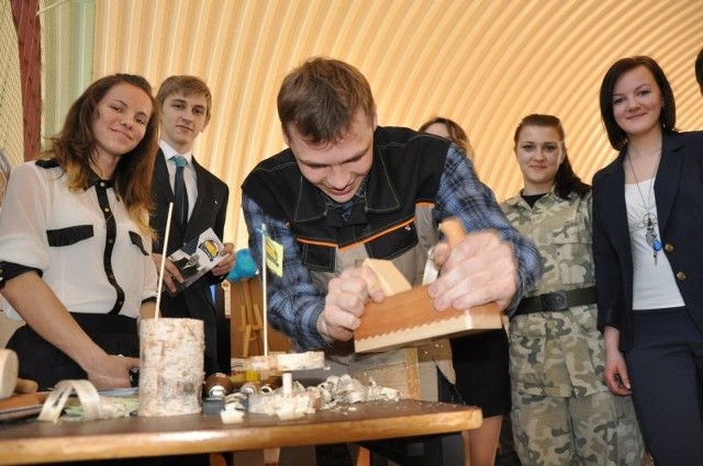 Stoisko Zespołu Szkół Ponadgimnazjalnych na powiatowych targach edukacji w Oleśnie.