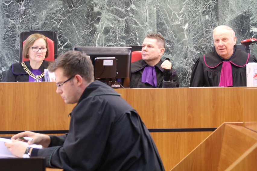 Proces oskarżonego o zabójstwo żony przed sądem w Tarnobrzegu. 41-latek twierdzi, że prokurator kłamie, a sąd wszystko "zamiata pod dywan"