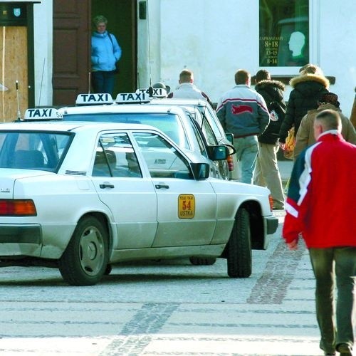 Postój taksówek zajmuje chodnik przy ul. Marynarki Polskiej.