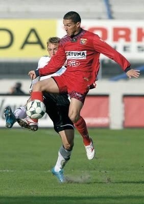 Legia - Odra. Na pierwszym planie Brasilia - były gracz Wisły Kraków, z tyłu obrońca Legii Jakub Rzeźniczak. Fot. PAP/Bartłomiej Zborowski