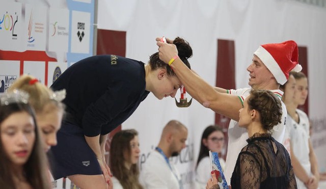 Paulina Piechota jest multimedalistką. Medal podczas zimowych mistrzostw Polski wręcza jej trener Marcin Młynarczyk