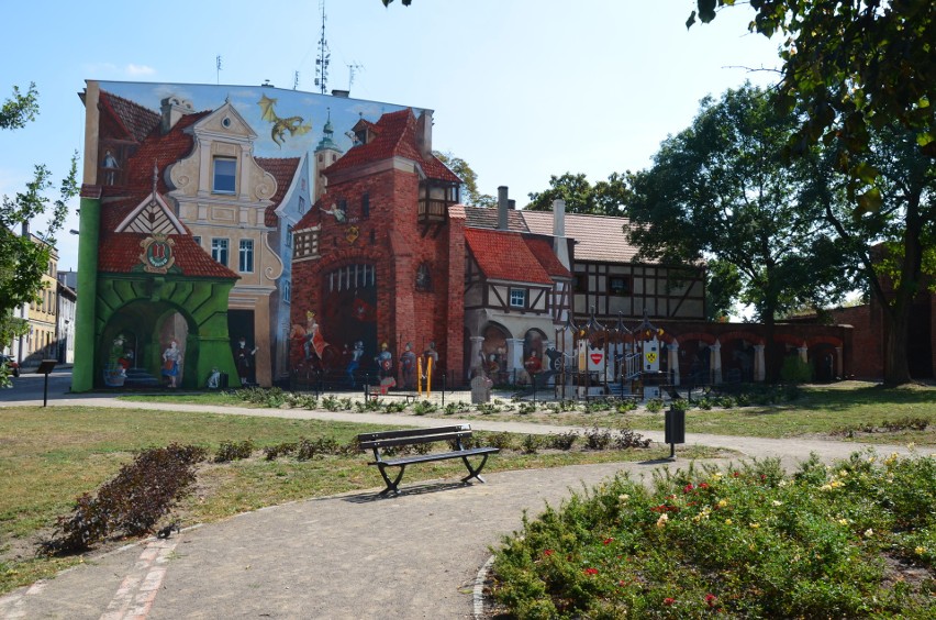 Mural przedstawia średniowieczne targowisko na namysłowskiej...
