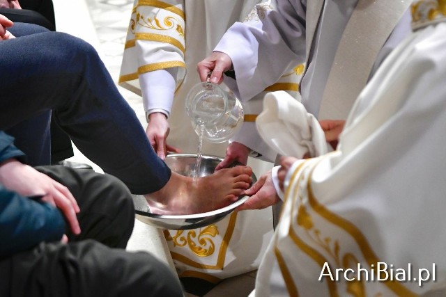 Bp Henryk Ciereszko obmył i ucałował nogi dwunastu mężczyznom