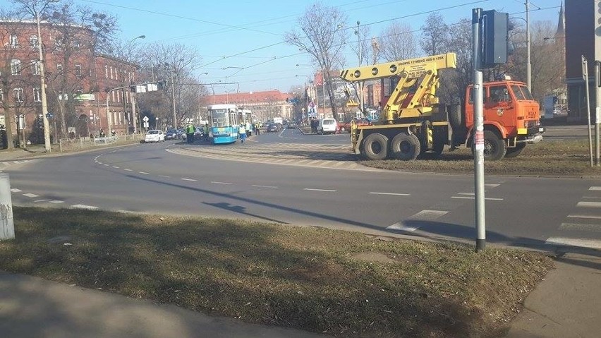 Wykolejenie tramwaju na Dyrekcyjnej. Były spore utrudnienia! (ZDJĘCIA)