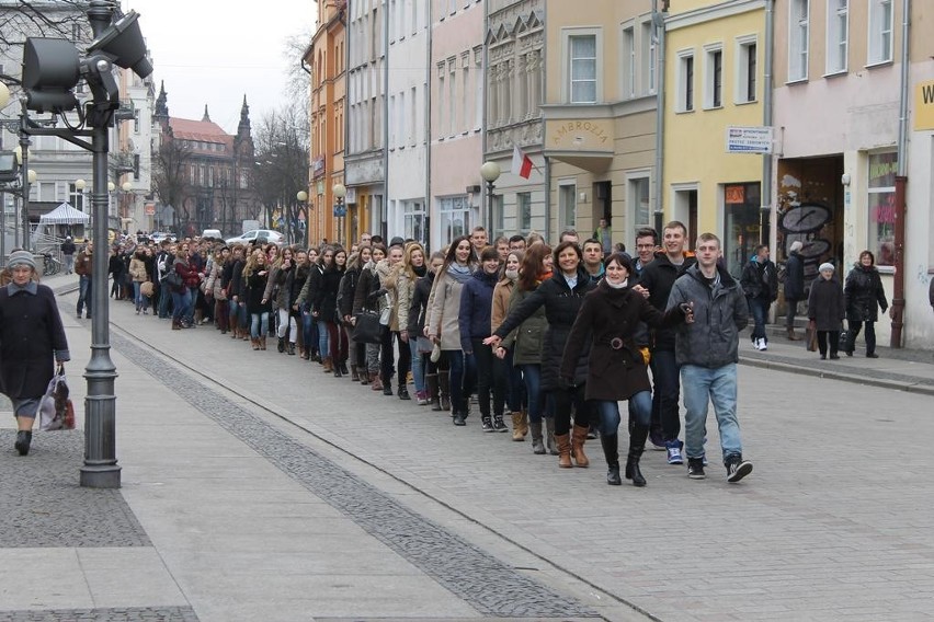 Obowiązkowy na każdym balu studniówkowym taniec wykonali...