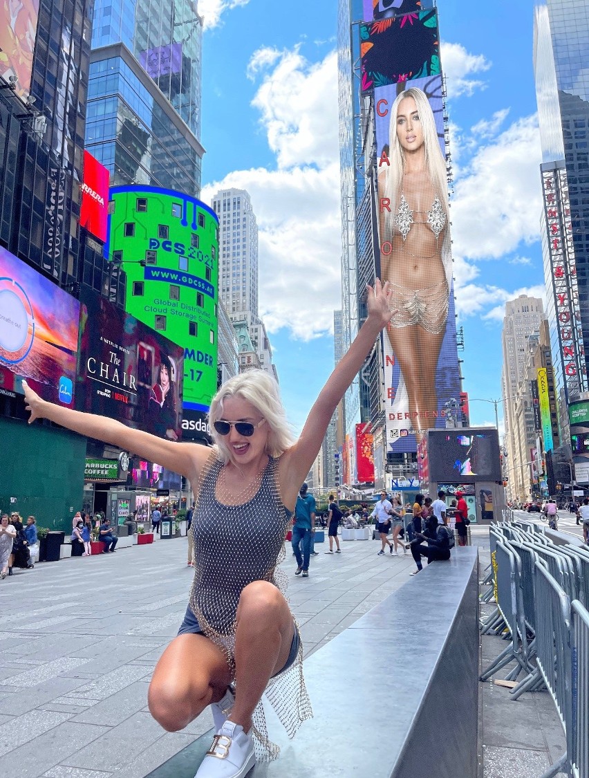 Karolina Derpieńska. Zdjęcie białostoczanki wyświetla się na najbardziej znanym bilbordzie na Time Square w Nowym Jorku [ZDJĘCIA, WIDEO]