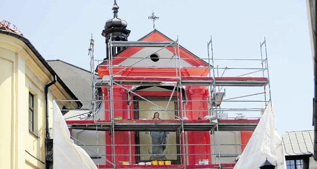 Kościół na próbę pomalowano na jasny odcień różu. W przyszłym tygodniu poznamy inne propozycje.