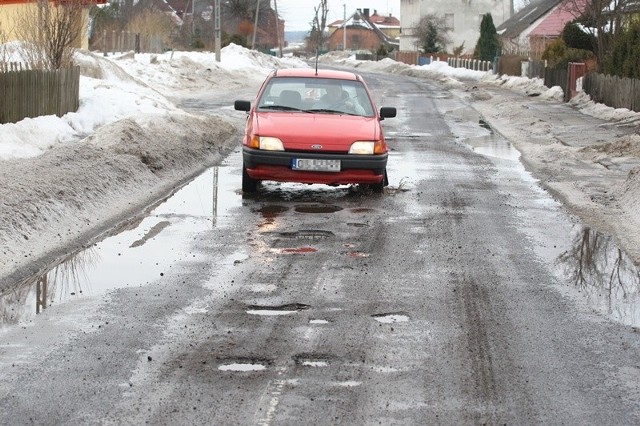 Zdewastowana droga w Karżcinie. Na razie nie jest ujęta w planach remontów ZDM.