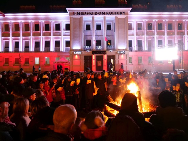 Oświetlony kolorowym światłem Miejski Dom Kultury