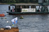 Toruń pożegnał kapitana Katarzynki II. Kondukt łodzi popłynął Wisłą - zobacz zdjęcia