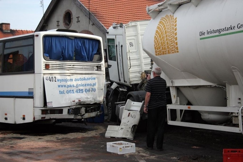 W stojący na przystanku autobus szkolny uderzyła ciężarówka