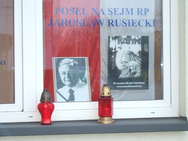 W oknie biura poselskiego PiS wystawiono zdjęcie Prezydenta Lecha Kaczyńskiego
