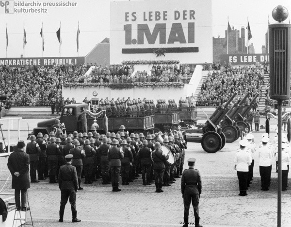 Pierwszomajowy pochód we Wschodnim Berlinie w 1951 r.