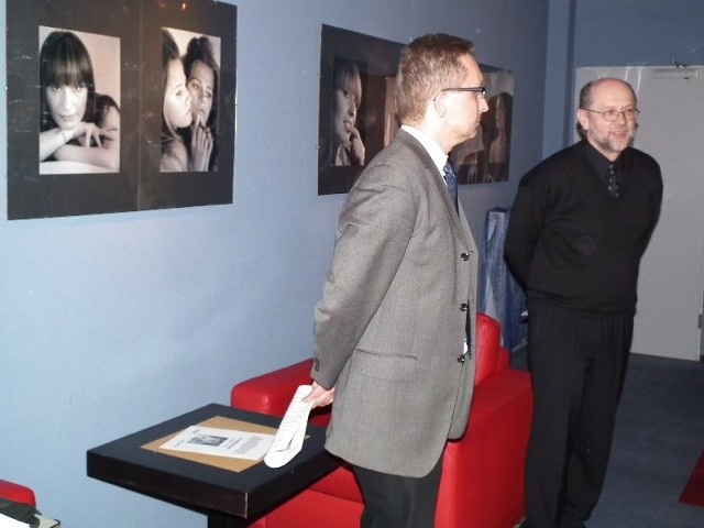 Dzisiejsza wystawa to kolejny wyższy szczebel wspinaczki Cezarego Kowalczuka &#8211; mówił Krzysztof Kuzko (z prawej) Obok Robert Kaczor, dyrektor kina Helios 