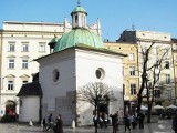 Kraków. Hałas na Rynku Głównym przeszkadza wiernym okolicznych kościołów w modlitwie. Miasto jest bezradne