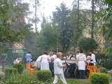 Pacjenci i rodziny świętowały w ogrodzie, a na budowę wjechała betoniarka
