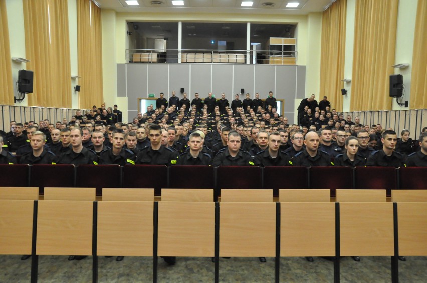 Młodzi policjanci rozpoczęli naukę w Szkole Policji.