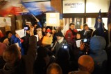 Antyrządowa demonstracja przed siedzibą Prawa i Sprawiedliwości w Kaliszu [FOTO, WIDEO]