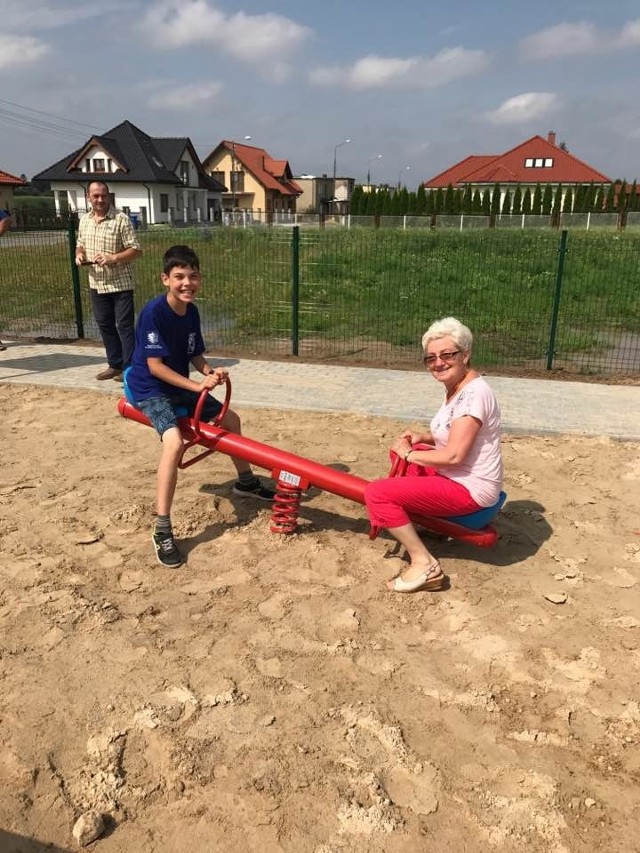 Plac zabaw powstał w ubiegłym roku przy ul. Kwiatowej. Teraz Danuta Konowalik (na zdjęciu) chciałaby też siłownię zewnętrzną