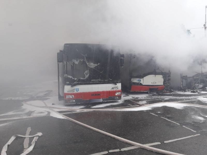 Nowy Sącz pożar. W zajezdni MPK zapalił się autobus. Strażacy w strugach deszczu gasili pożar [ZDJĘCIA]