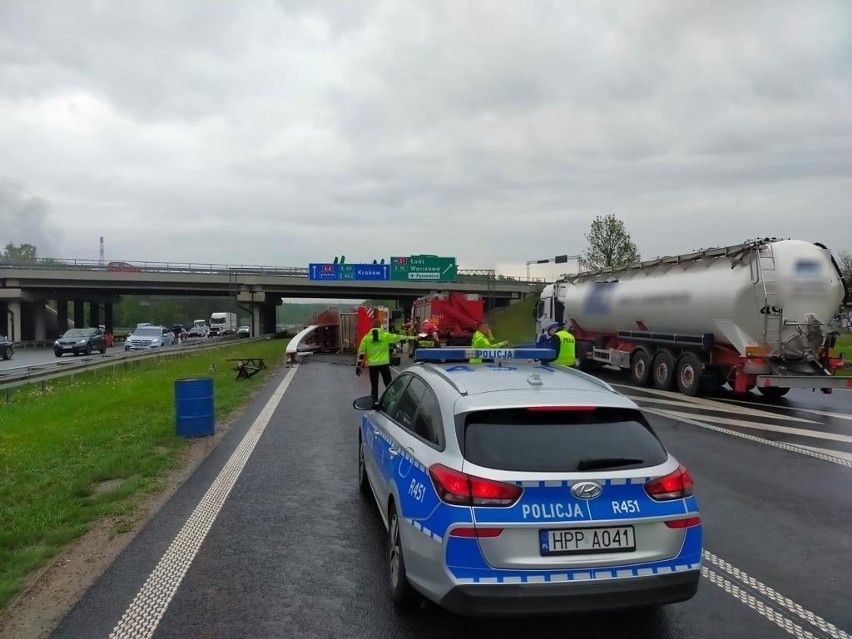 Najpierw na A4 w kierunku Krakowa wywróciła się ciężarówka z...