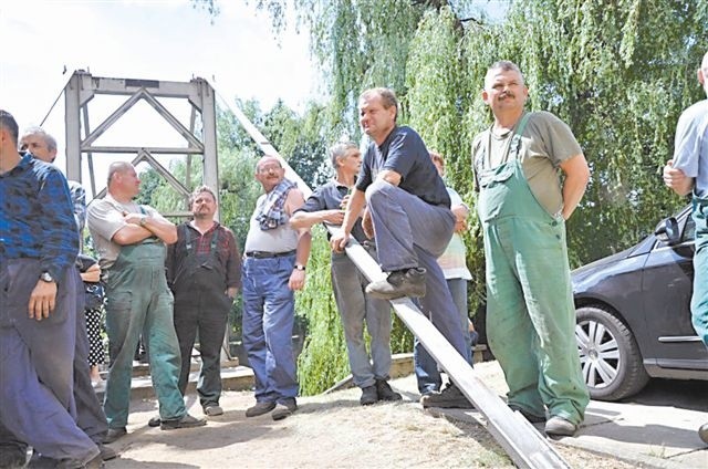 Przez opóźnienia wypłat ozimscy hutnicy wstrzymali pracę w lipcu. Gmina nadal czeka na pieniądze. (fot. Mariusz Jarzombek)