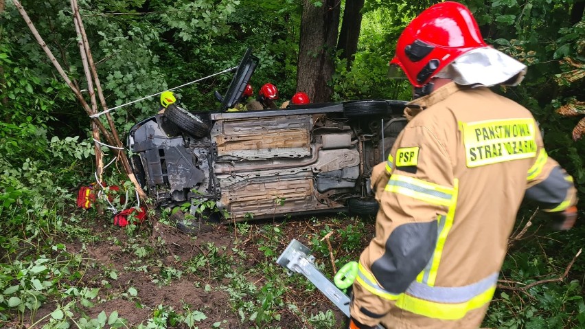 Smardzew (gm. Zgierz): Auto dachowało w rowie; jedna osoba poszkodowana