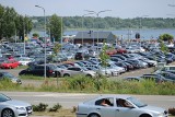 Tarnobrzeg. Kilometrowe kolejki do wjazdu nad Jezioro Tarnobrzeskie. Tysiące samochodów, parkingi wypełnione do granic. Zobaczcie! 