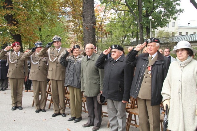 Obecni oddali cześć poległym kolegom i żołnierzom  Polskiego Państwa Podziemnego.