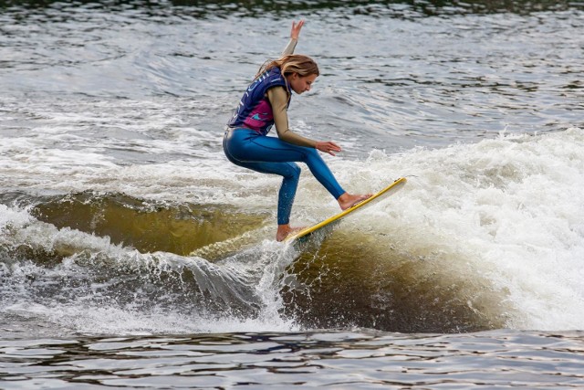 4 sierpnia w samym sercu Bydgoszczy, na Wyspie Młyńskiej odbyły się się wyjątkowe zawody wakesurferskie, a Brda stała się areną bitwy najlepszych wakesurferów. Zawodnicy rozpoczęli kwalifikacje już od godziny 11, a zawody potrwały do 21:00. Pojedynki z wody transmitowane transmitowano na telebimie zainstalowanym na Wyspie Młyńskiej, tak żeby każdy mógł dokładnie zobaczyć, jak wakesurferzy pokonują fale. Dodatkowo, w specjalnie utworzonym miasteczku WakeGP, można było posłuchać koncertu i setów DJ-skich, które zapewniła wytwórnia Prosto Label. To jeszcze nie wszystko - po zmroku zaplanowano nocny pokaz wakesurfowy na rozświetlonej LEDami desce i łodzi MasterCraft.