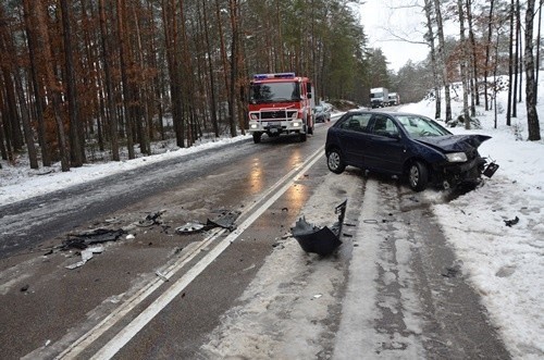 Wypadek w Długosiodle. Pijany kierowca doprowadził do zderzenia, do szpitala zabrano ciężarną kobietę [ZDJĘCIA]