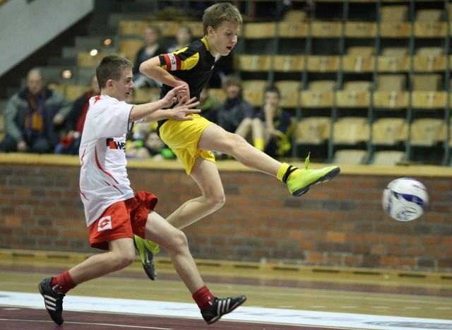 Migawka z meczu Bytovia &#8211; Byki 5:3. Z tej akcji Kamil Stefański (kapitan słupskiego zespołu) zdobył trzeciego gola dla Byków.