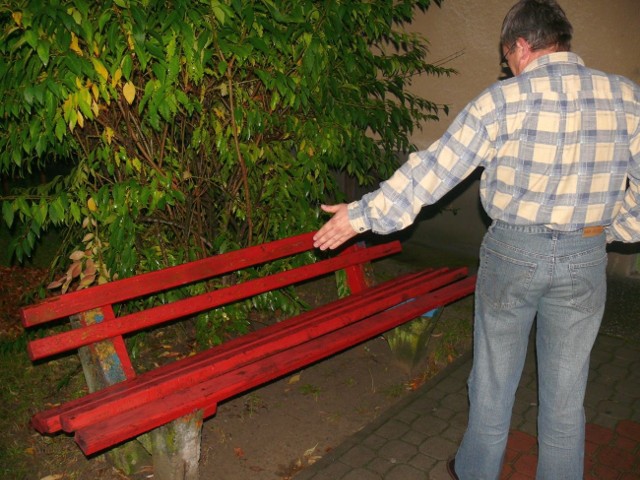 Mężczyzna, który wezwał policję, pokazuje ławkę, na której leżał osiemnastolatek, który zmarł w komendzie policji.
