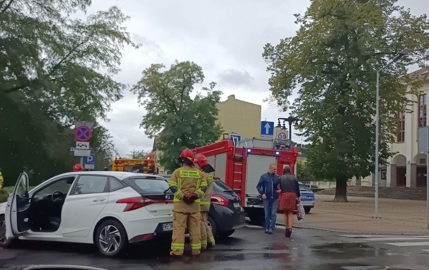 Kolizja przy teatrze w Bydgoszczy. Zderzyły się dwa auta [zdjęcia]