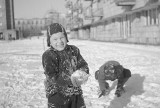 Pamiętasz mroźne zimy w PRL-u? Zajrzyj do galerii zdjęć i zobacz, jak bawiły się dzieciaki na śniegu. Sprawdzone pomysły na ferie zimowe 