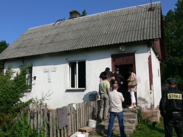 Stawik w gminie Łączna. W tym domu wybuchł pożar w poniedziałkowy ranek. Sąsiedzi błyskawicznie go ugasili. Niestety mieszkaniec domu nie przeżył.