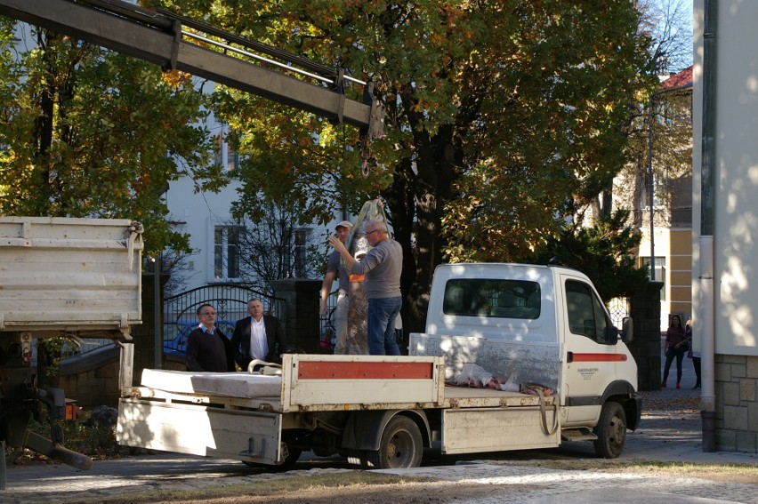 Pomnik Jana Pawła II stanął przy gorlickiej farze [ZDJĘCIA]