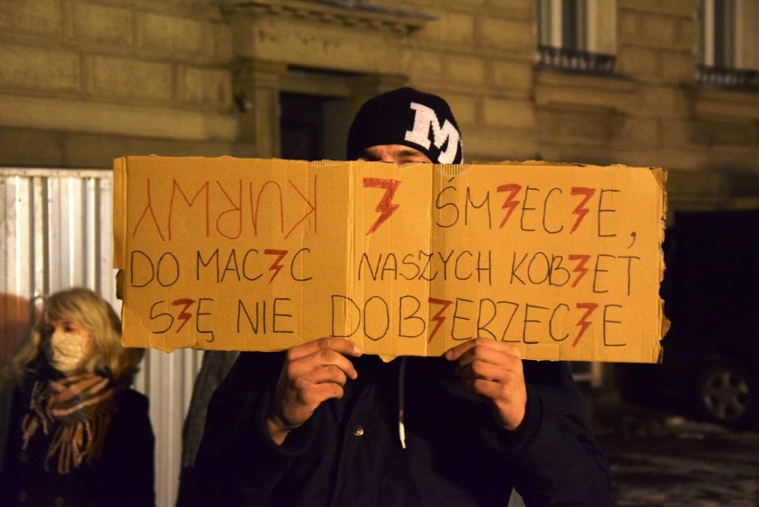 Strajk Kobiet w Bielsku-Białej w czwartkowy wieczór (28...