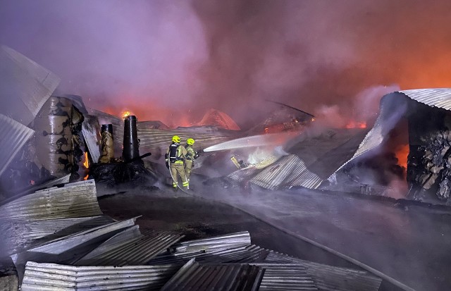 Przez kilkanaście godzin strażacy walczyli z ogniem hali produkcyjnej w Kętach, przy ulicy Partyzantów 17 A