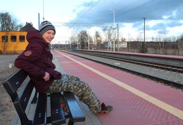 Marcin Lepiorz z Pluder przychodzi czasami na stację podziwiać pędzące pociągi. Dziś żaden z nich się tu jednak nie zatrzymuje.